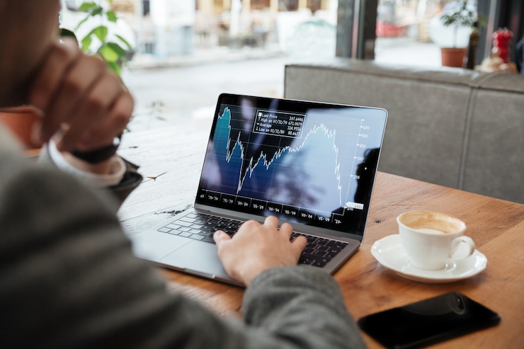Trader utilizando a plataforma Deriv